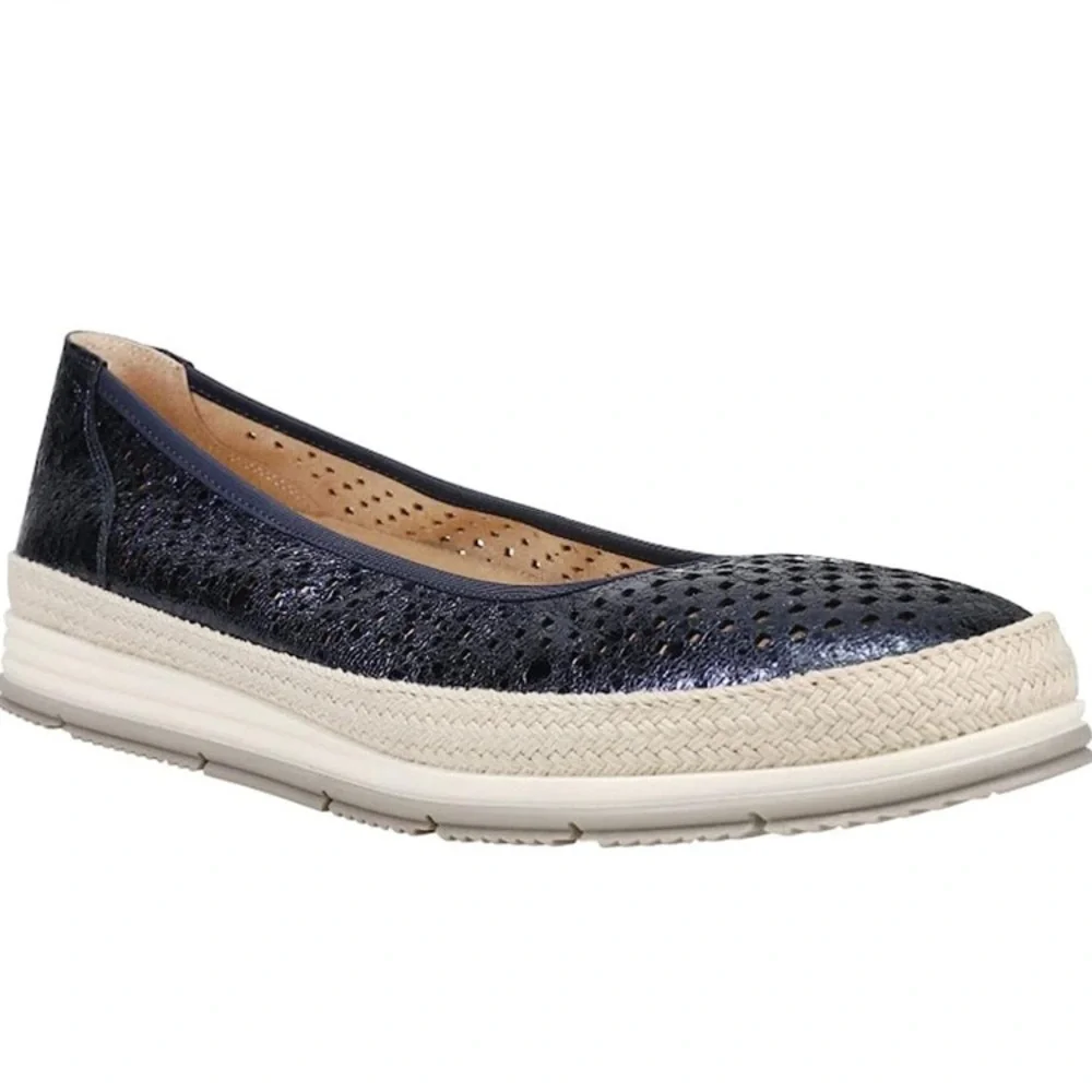 Van Eli perforated pebble